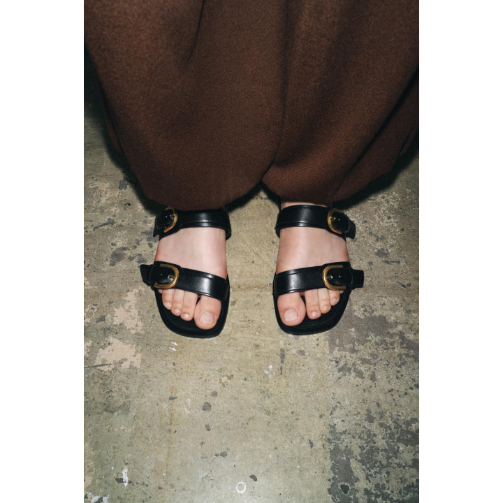 САНДАЛИИ С ДВОЙНОЙ ПРЯЖКОЙ