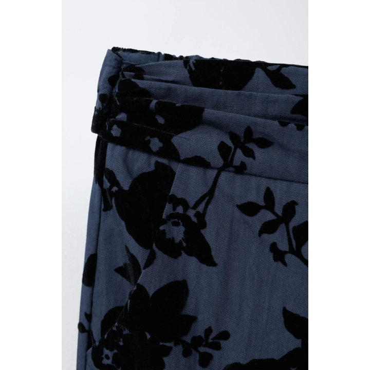 БРЮКИ ПРЯМОГО КРОЯ С РЕЛЬЕФНЫМ ЦВЕТОЧНЫМ ПРИНТОМ