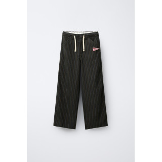 БРЮКИ В ПОЛОСКУ С НАШИВКОЙ