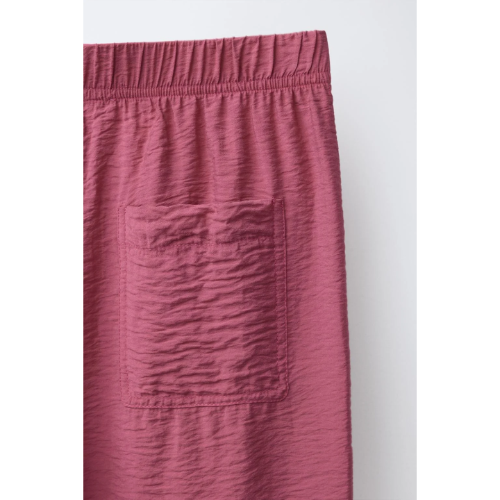 Брюки с эластичным поясом и аппликацией на пуговице