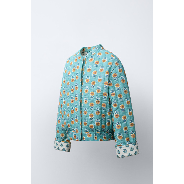 СТЕГАНАЯ КУРТКА С ЦВЕТОЧНЫМ ПРИНТОМ
