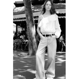 АСИММЕТРИЧНЫЙ ТОП С КРУЖЕВНЫМ РИСУНКОМ И ОБОРКОЙ