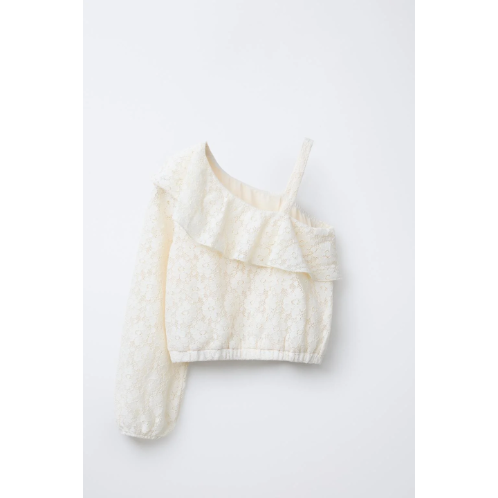 АСИММЕТРИЧНЫЙ ТОП С КРУЖЕВНЫМ РИСУНКОМ И ОБОРКОЙ