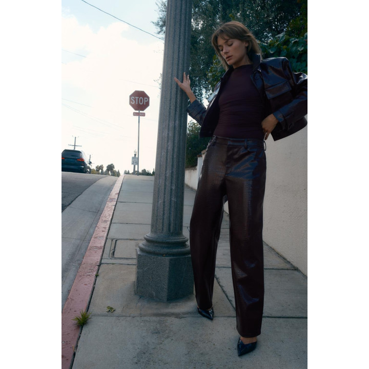 БРЮКИ ПРЯМОГО КРОЯ ИЗ ИСКУССТВЕННОЙ КОЖИ С АНИМАЛИСТИЧНЫМ ПРИНТОМ