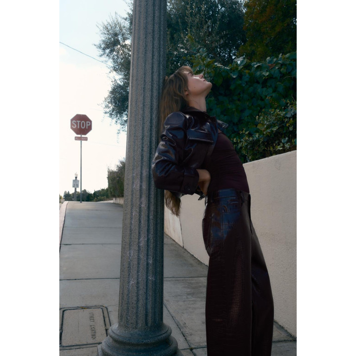 БРЮКИ ПРЯМОГО КРОЯ ИЗ ИСКУССТВЕННОЙ КОЖИ С АНИМАЛИСТИЧНЫМ ПРИНТОМ