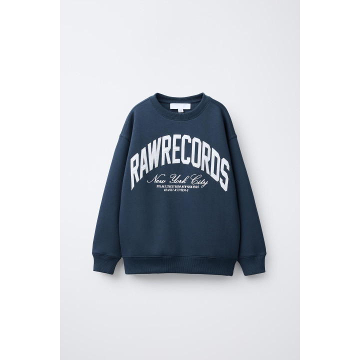 ТОЛСТОВКА ИЗ МЯГКОЙ ТКАНИ С НАДПИСЬЮ