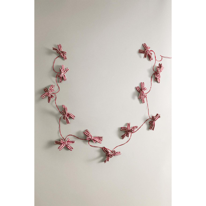 Рождественская гирлянда с огоньками и бантами