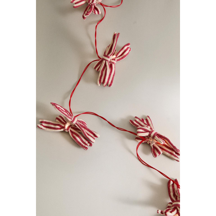 Рождественская гирлянда с огоньками и бантами