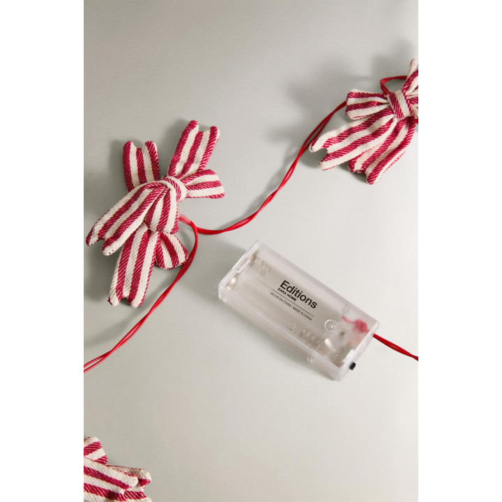 Рождественская гирлянда с огоньками и бантами