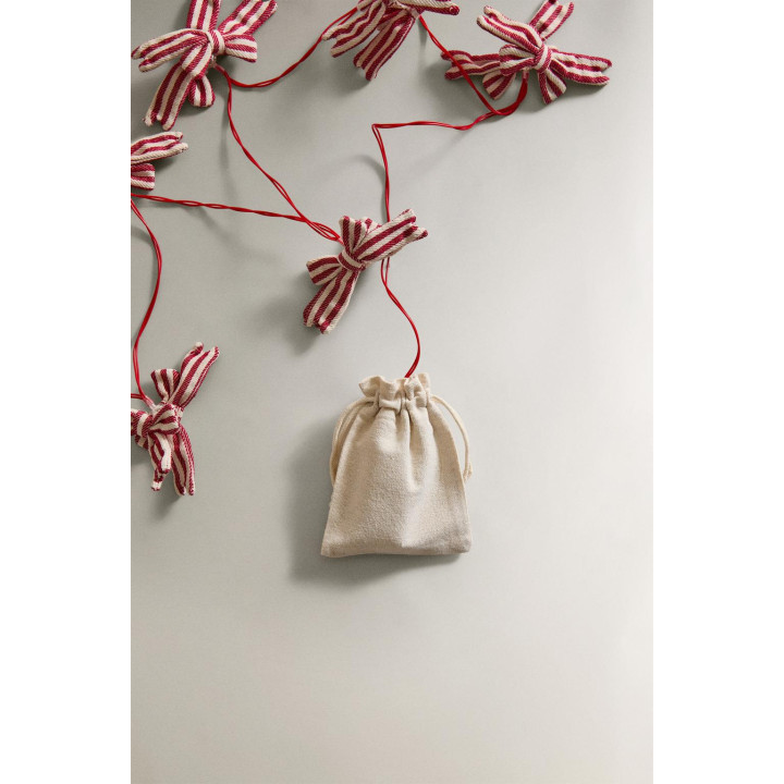 Рождественская гирлянда с огоньками и бантами