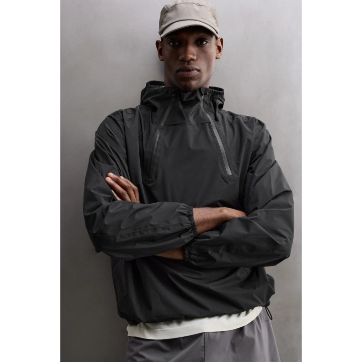 Ветровка с карманом-мешком