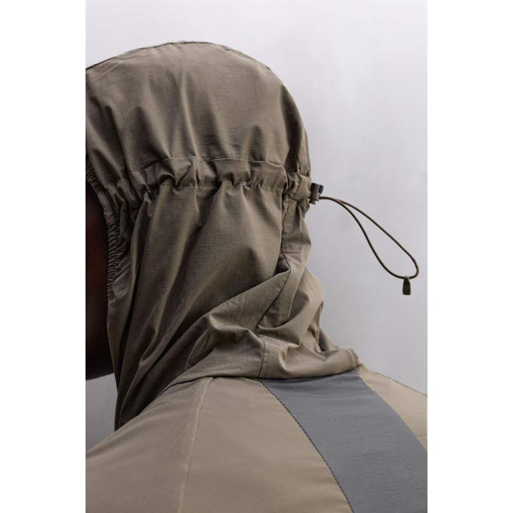 ЛЕГКАЯ КУРТКА COLOR BLOCK ИЗ ВЫСОКОТЕХНОЛОГИЧНОЙ ТКАНИ