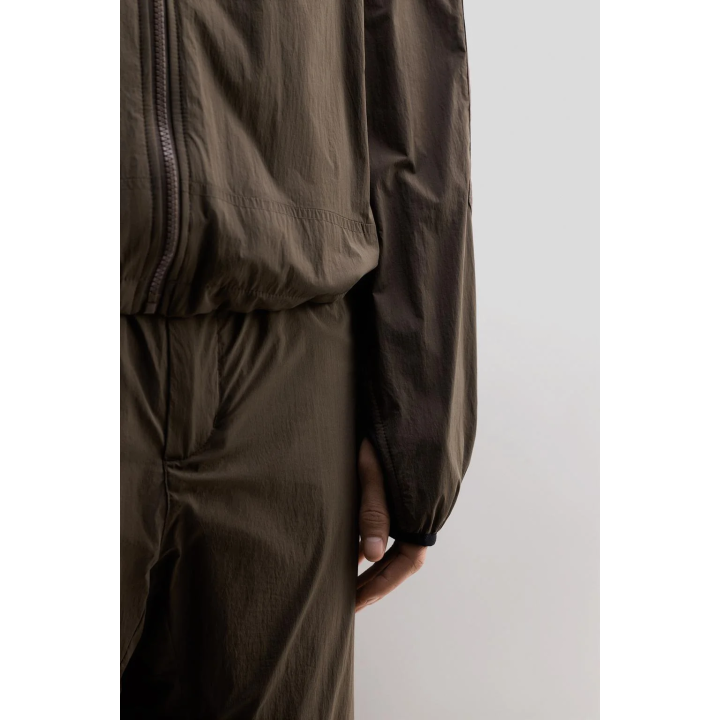 ТЕХНИЧЕСКАЯ КУРТКА С КОНТРАСТНОЙ ПОДКЛАДКОЙ