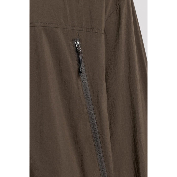 ТЕХНИЧЕСКАЯ КУРТКА С КОНТРАСТНОЙ ПОДКЛАДКОЙ