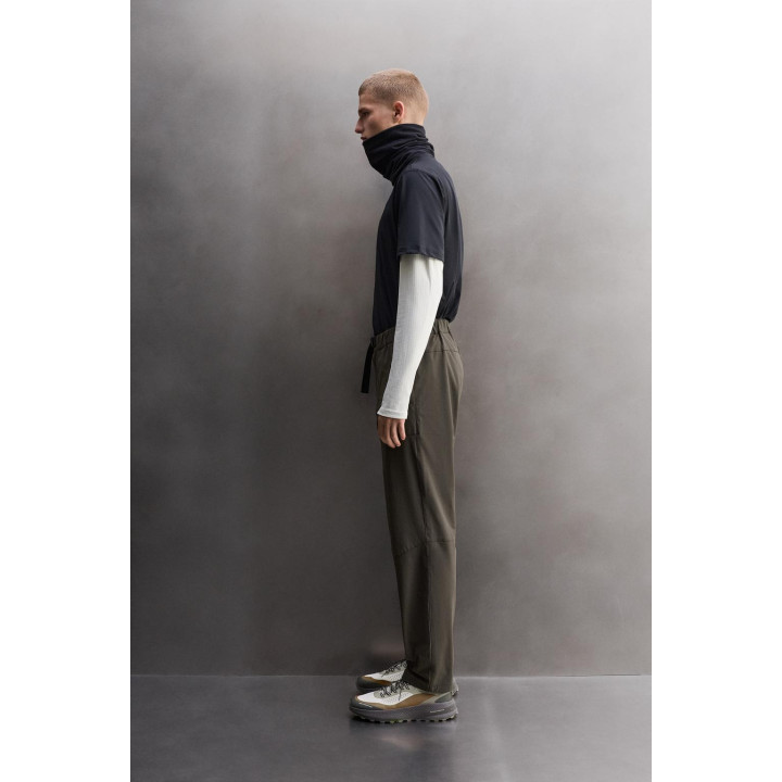 БРЮКИ ИЗ ВЫСОКОТЕХНОЛОГИЧНОЙ ТКАНИ С РЕМНЕМ