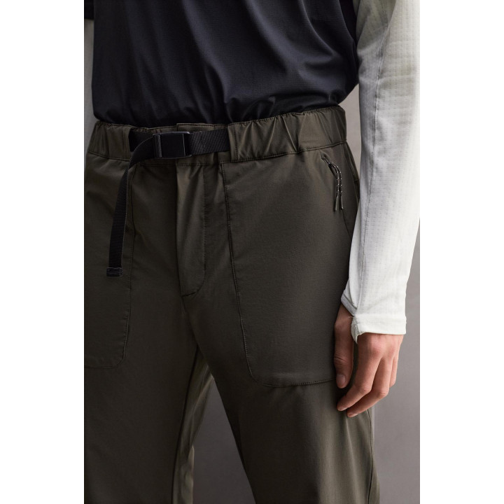 БРЮКИ ИЗ ВЫСОКОТЕХНОЛОГИЧНОЙ ТКАНИ С РЕМНЕМ