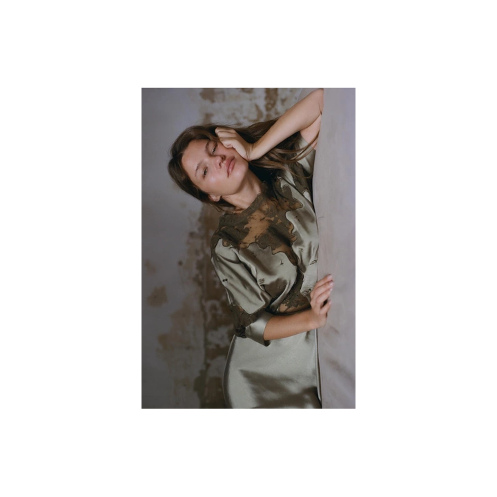 АТЛАСНОЕ ПЛАТЬЕ С КРУЖЕВОМ