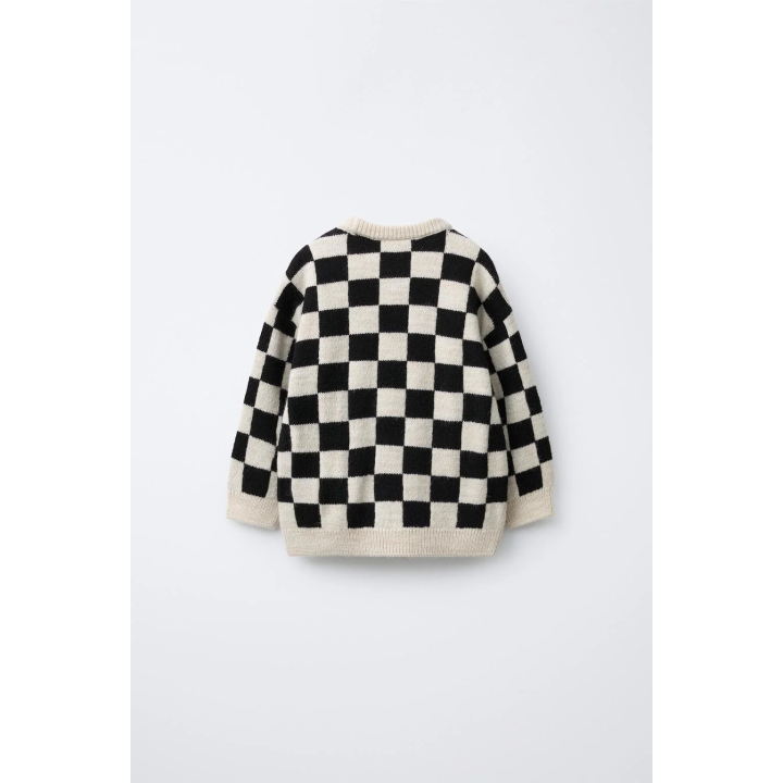 Вязаный свитер в клетку