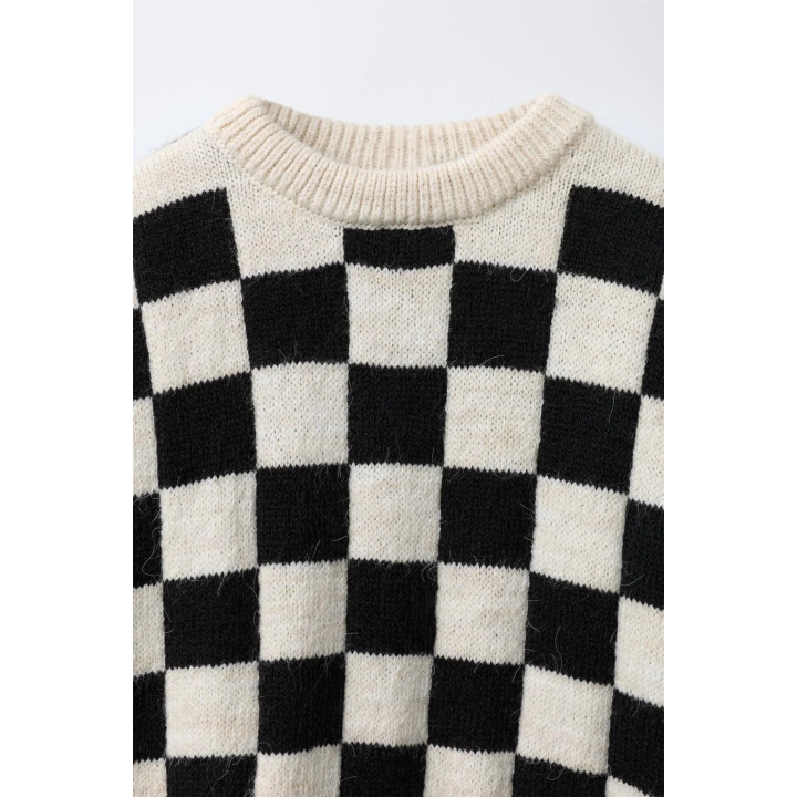 Вязаный свитер в клетку