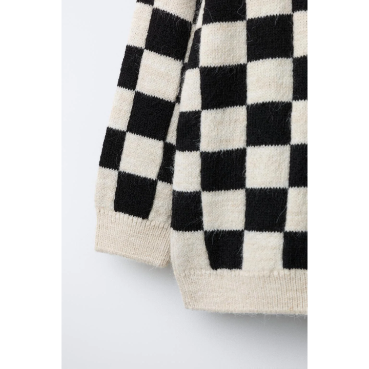 Вязаный свитер в клетку