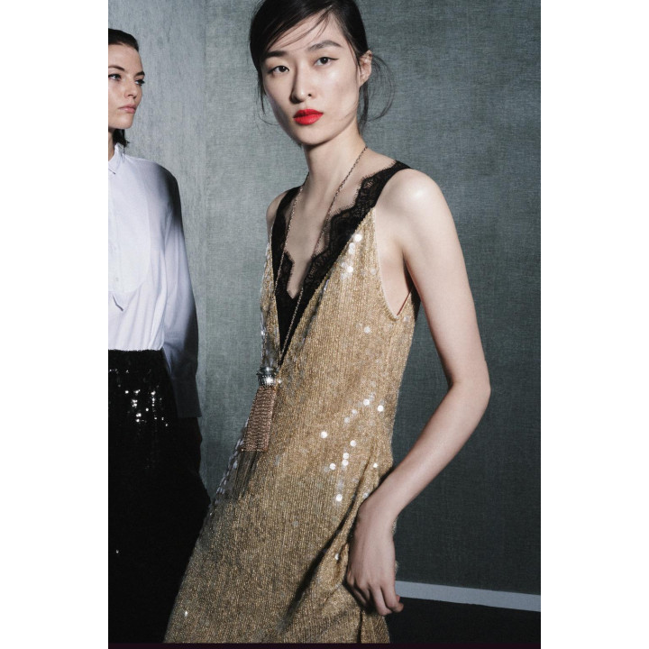 Колье с сумкой на цепочке и бахромой в контрастных тонах