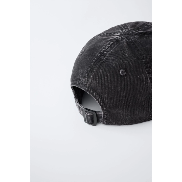 КЕПКА С ЭФФЕКТОМ ПОТЕРТОСТИ И ВЫШИТОЙ НАДПИСЬЮ