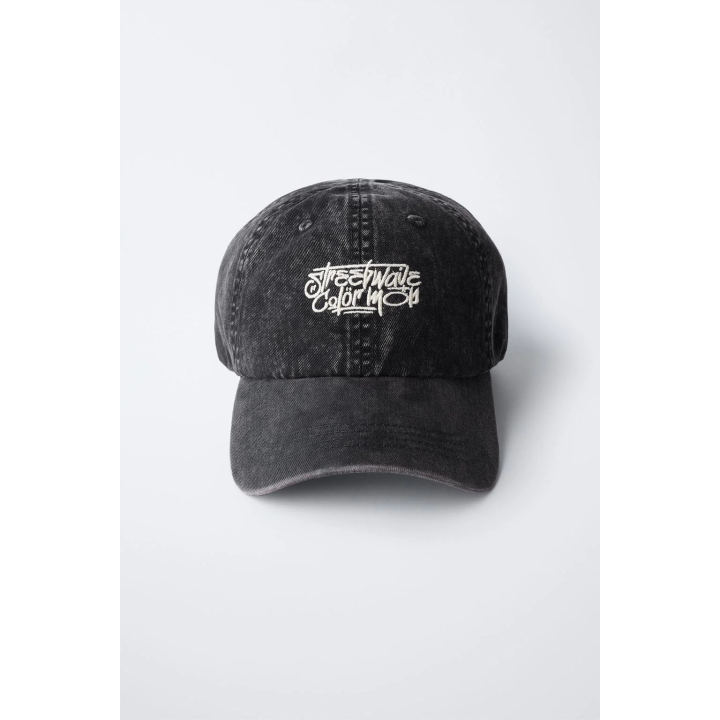 КЕПКА С ЭФФЕКТОМ ПОТЕРТОСТИ И ВЫШИТОЙ НАДПИСЬЮ