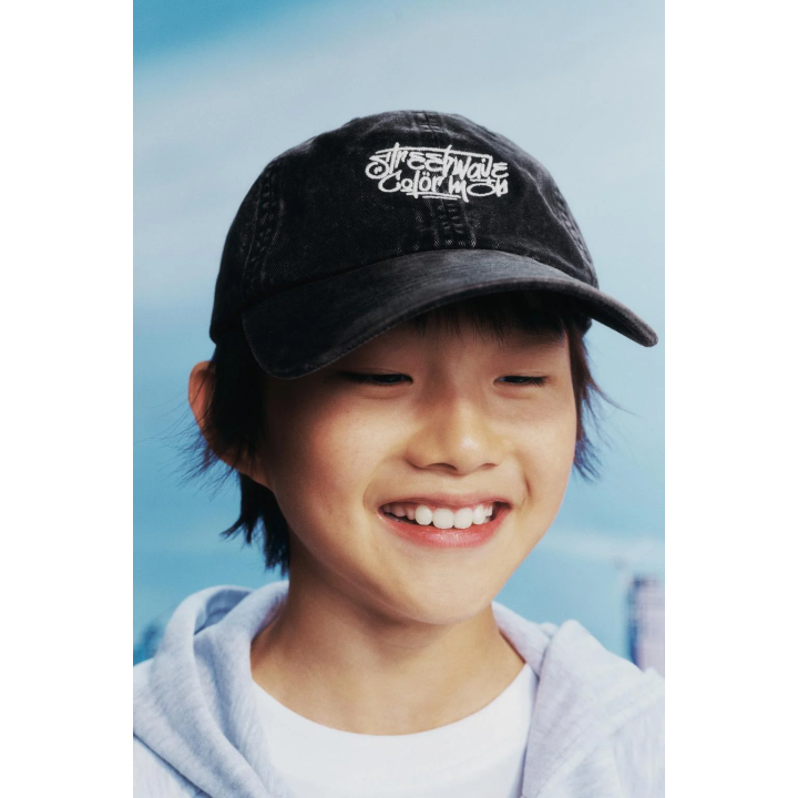 КЕПКА С ЭФФЕКТОМ ПОТЕРТОСТИ И ВЫШИТОЙ НАДПИСЬЮ