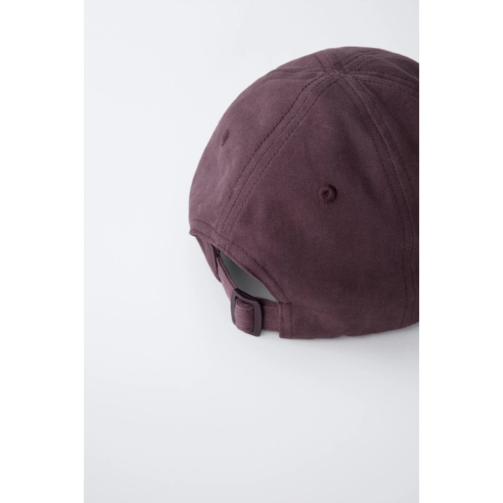 КЕПКА С ЭФФЕКТОМ ПОТЕРТОСТИ И ВЫШИТОЙ НАДПИСЬЮ