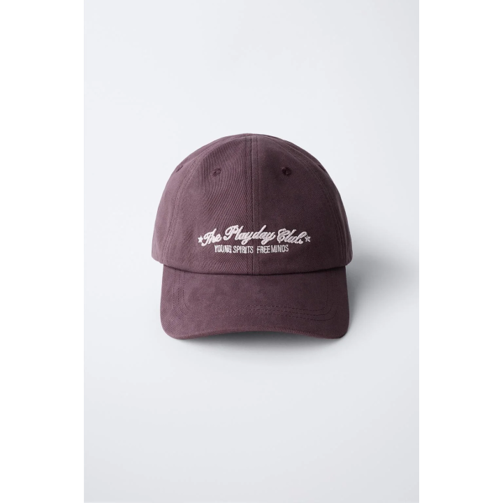 КЕПКА С ЭФФЕКТОМ ПОТЕРТОСТИ И ВЫШИТОЙ НАДПИСЬЮ