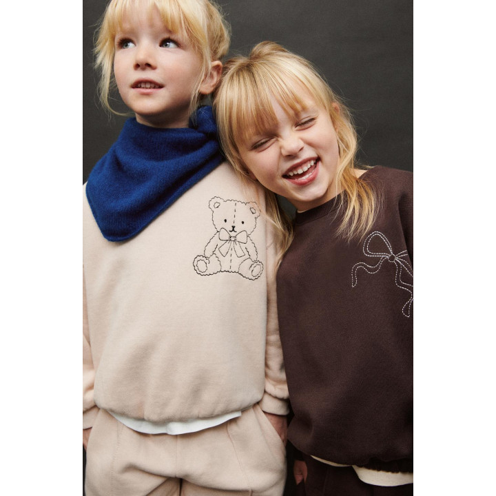 ТОЛСТОВКА С КОНТРАСТНОЙ ВЫШИВКОЙ