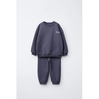 Костюм с вышитым текстовым логотипом и брюками