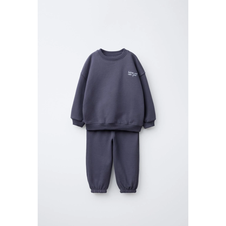 Костюм с вышитым текстовым логотипом и брюками