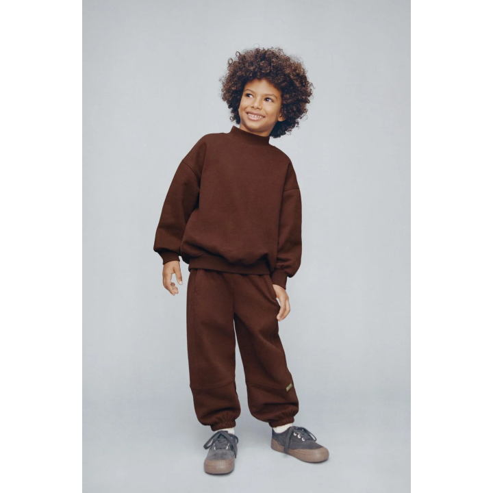 МЯГКИЕ БРЮКИ-ДЖОГГЕРЫ С НАШИВКОЙ