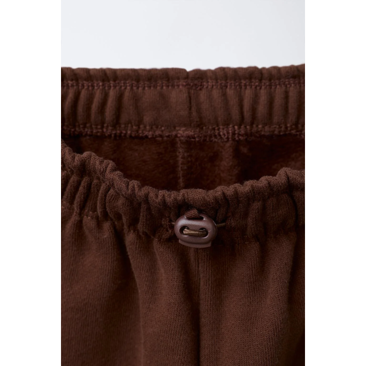 МЯГКИЕ БРЮКИ-ДЖОГГЕРЫ С НАШИВКОЙ