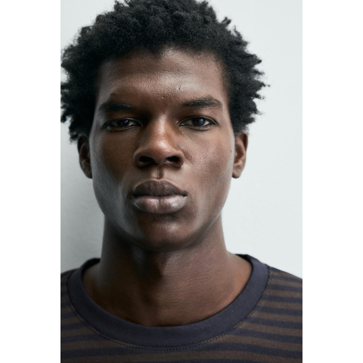 Полосатая футболка с контрастными деталями