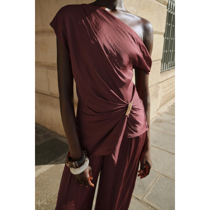 АСИММЕТРИЧНЫЙ ТОП С ФУРНИТУРОЙ