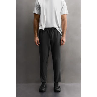 Спортивные брюки в техническом дизайне с цветовыми блоками