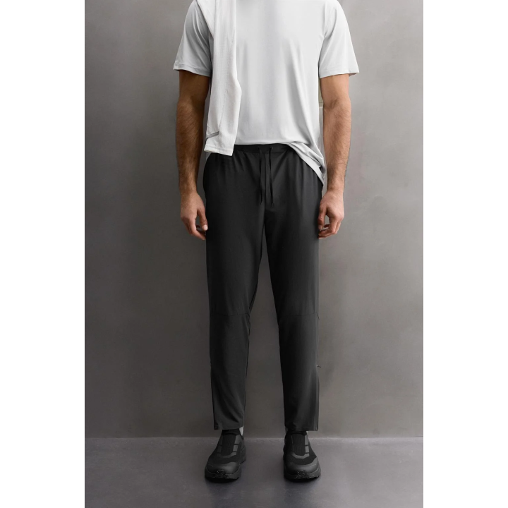 Спортивные брюки в техническом дизайне с цветовыми блоками