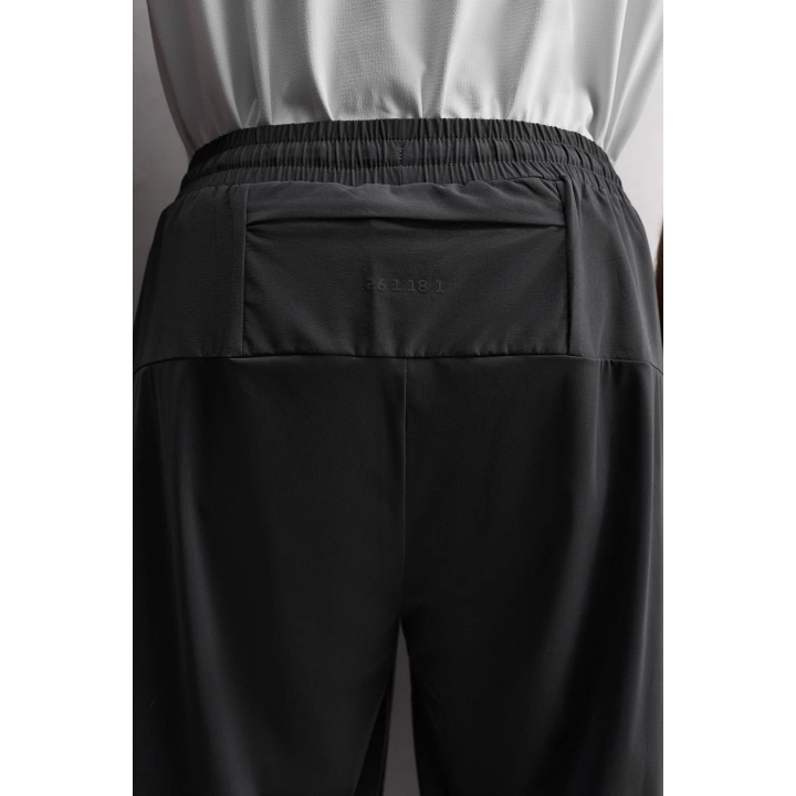 Спортивные брюки в техническом дизайне с цветовыми блоками