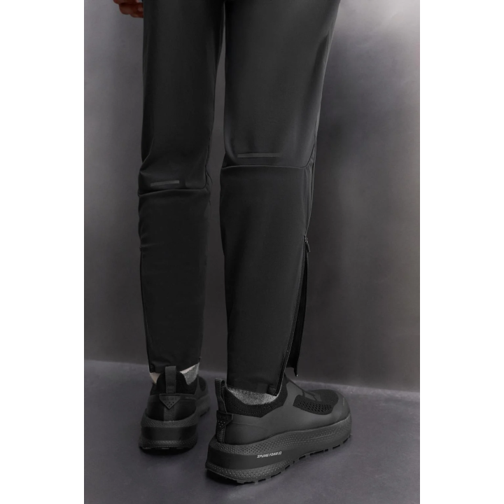 Спортивные брюки в техническом дизайне с цветовыми блоками