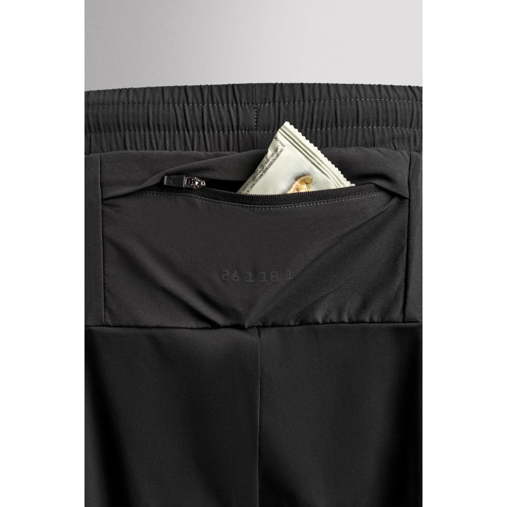 Спортивные брюки в техническом дизайне с цветовыми блоками