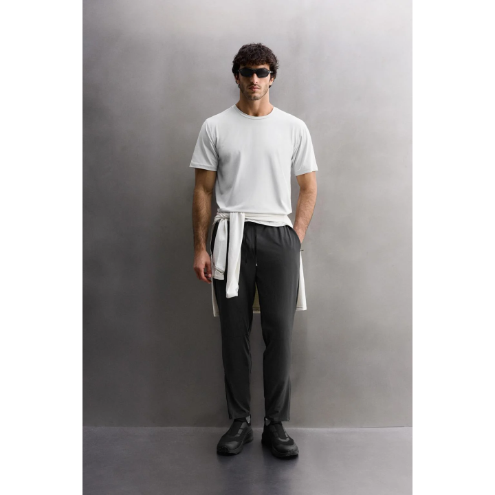 Спортивные брюки в техническом дизайне с цветовыми блоками