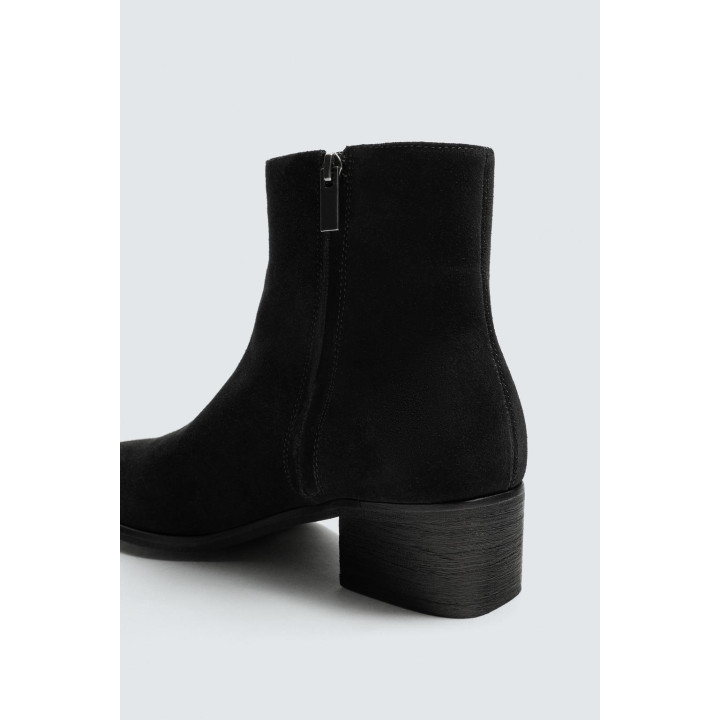 Кожаные сапоги на каблуке из ограниченной коллекции