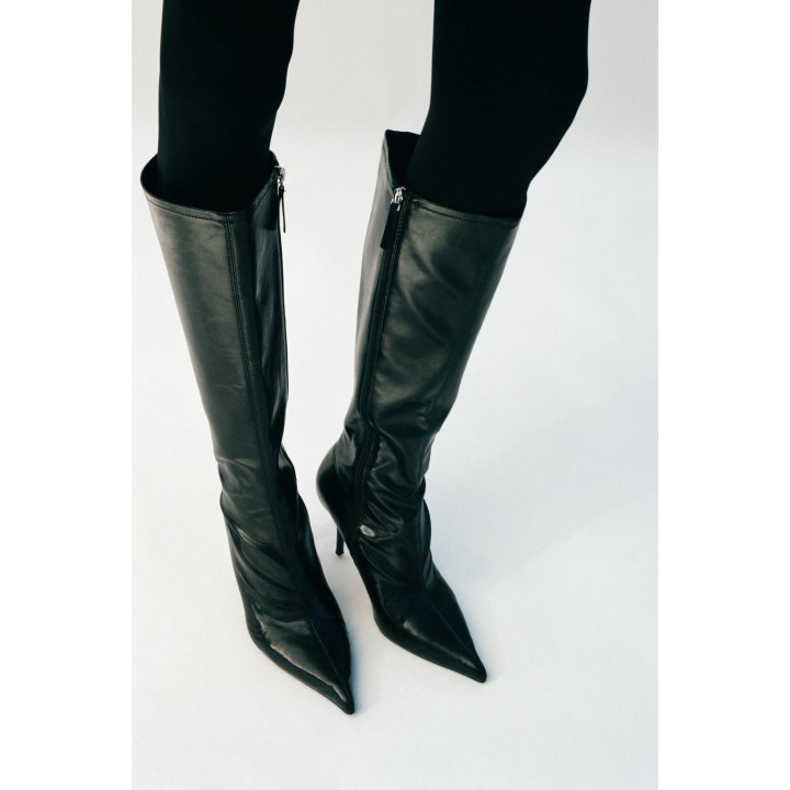 ОБЛЕГАЮЩИЕ САПОГИ НА КАБЛУКЕ