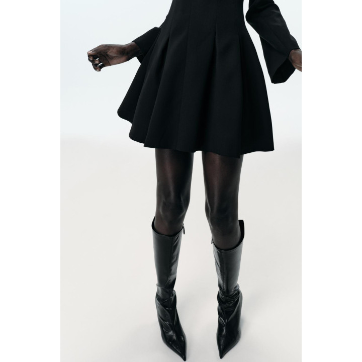 ОБЛЕГАЮЩИЕ САПОГИ НА КАБЛУКЕ