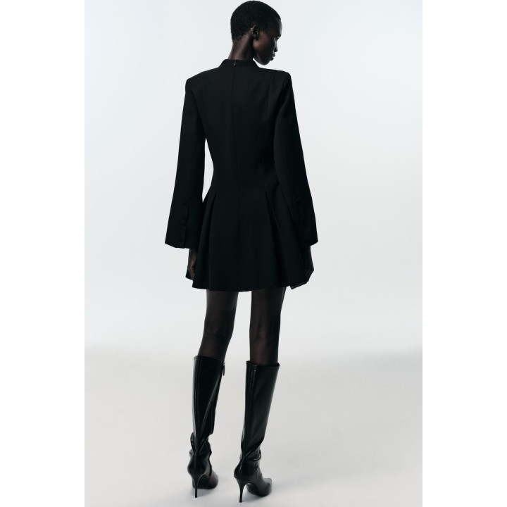 ОБЛЕГАЮЩИЕ САПОГИ НА КАБЛУКЕ