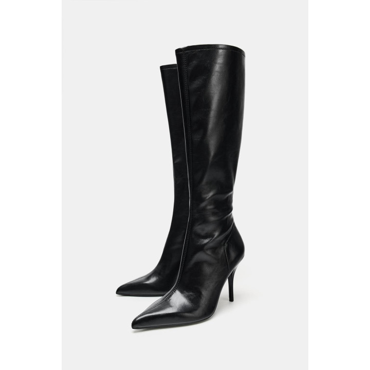 ОБЛЕГАЮЩИЕ САПОГИ НА КАБЛУКЕ