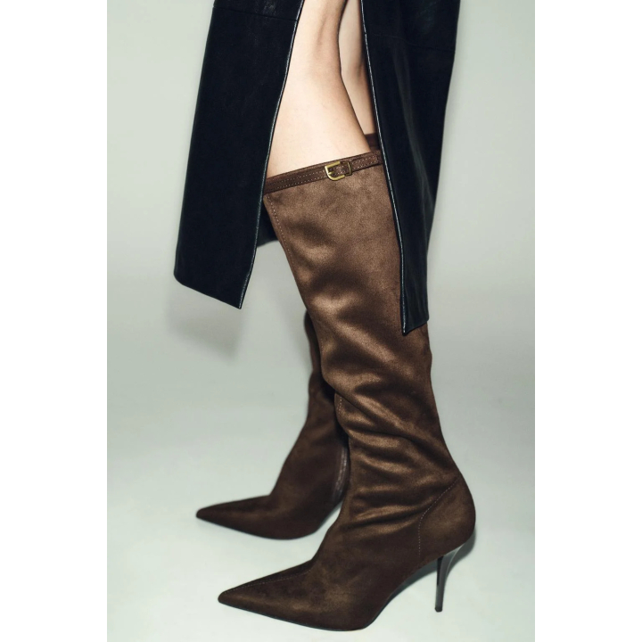 САПОГИ С ПРЯЖКОЙ И КАБЛУКОМ