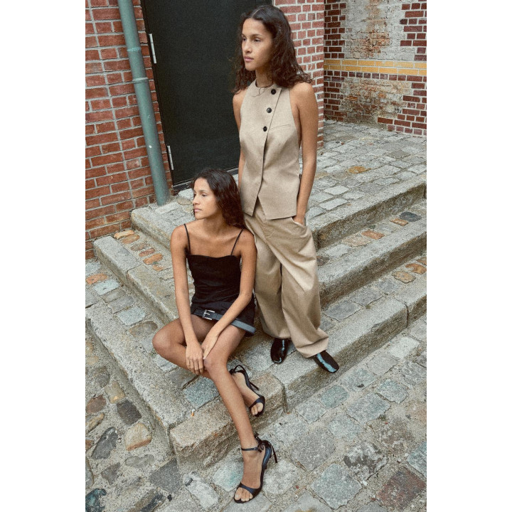 ТОП-ЖИЛЕТ С ОТКРЫТОЙ СПИНОЙ